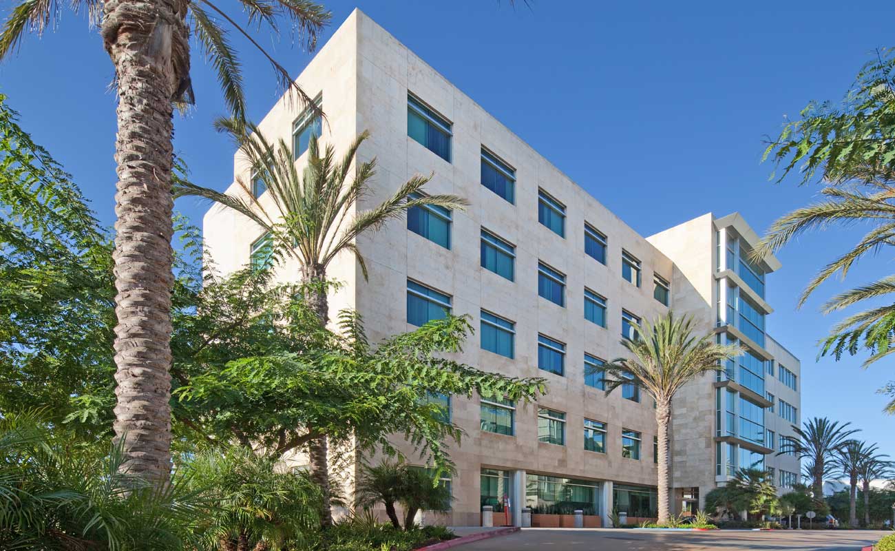 The exterior of Scripps Clinic Rancho Bernardo near I-15 and Carmel Mountain Road, home to an accredited ambulatory surgery center.